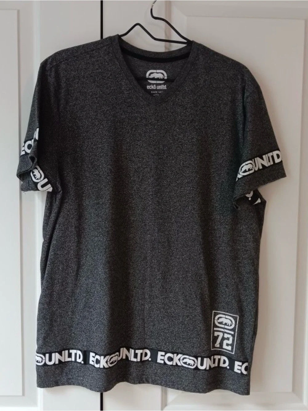 Ecko Unlimited V-Neck polo shirt Sleeve Tee